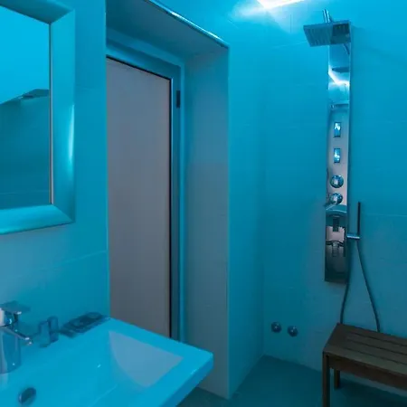 Attico Giafari 6, Emma Βίλα