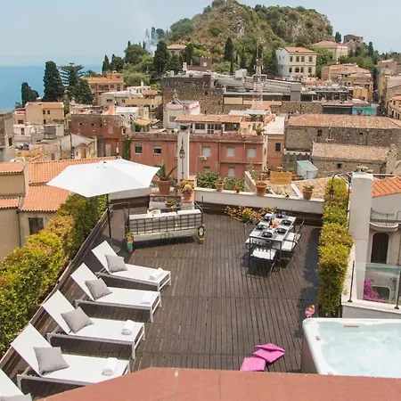 Attico Giafari 6, Emma Βίλα