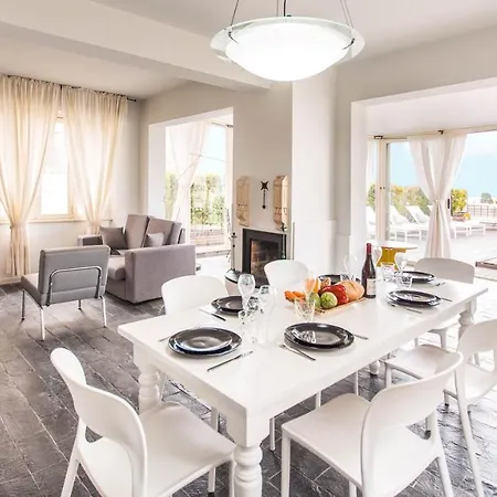 Βίλα Attico Giafari 6, Emma