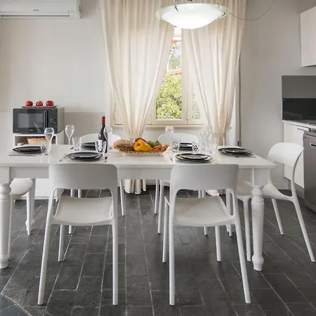 Attico Giafari 6, Emma Ταορμίνα