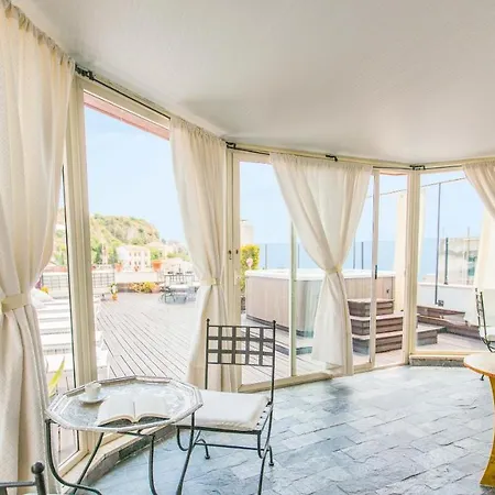 Attico Giafari 6, Emma Βίλα Ταορμίνα