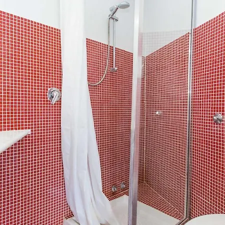 Attico Giafari 6, Emma Βίλα